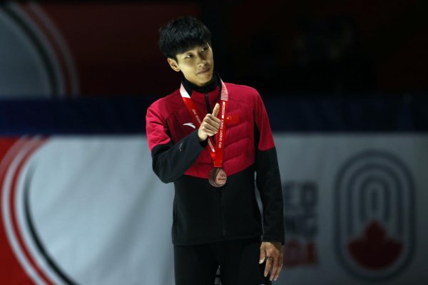 短说念速滑巡回赛蒙特利尔站：孙龙须眉1500米摘铜