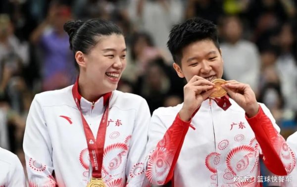 女篮新霸主横空出世！一年内狂揽三冠：郑薇如实比宫鲁鸣更强？