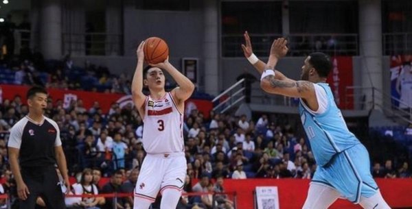 新疆队三连客之旅如同过山车般放诞转变，首战惨溃逃京涌现攻防散乱词语，次战险胜北控稍稳军心但隐忧依旧萦绕球队远景不解