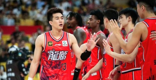 尽管郭艾伦很永劫期没若何打比赛了，但他的控球、冲破和节律依旧碾压徐杰和胡明轩，比赛中郭艾伦一东谈主完胜敌手三位后卫实力明显起首