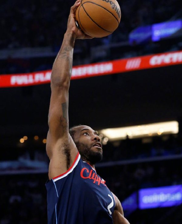 东契奇伤退悬念拉满，詹姆斯拚命难救漏勺湖东谈主谁背锅