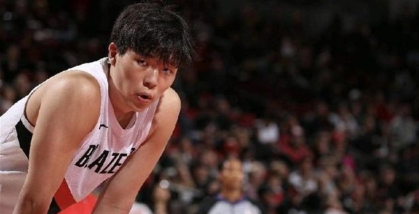 杨瀚森坐穿板凳，是智力问题如故被刻意雪藏？开导者该给个说法了