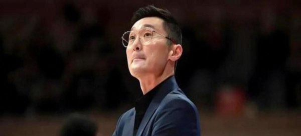 新疆男篮主场迎战火力全开的青岛外助攻势，刘炜怎样依靠内线上风与合座防护抑制对方连胜节拍，凭借辅导与主场气势引颈球队逆转取胜