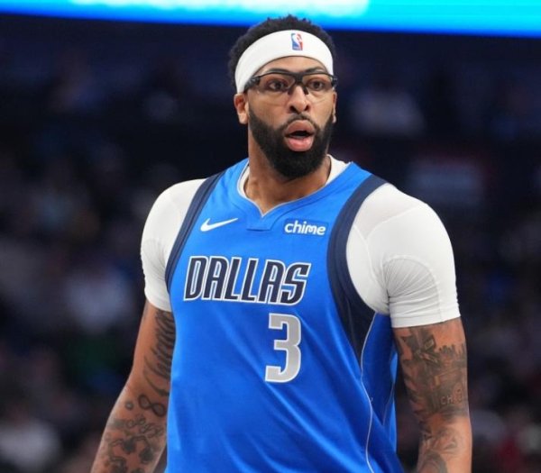 火箭队崩盘，申京伤退，杜兰特陷犯规勤劳，场下看数据表很无奈