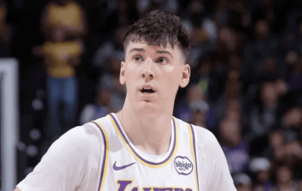 雷迪克: 咱们一直给拉拉维亚灌注他掌捏0.5秒有缠绵, 接球就投