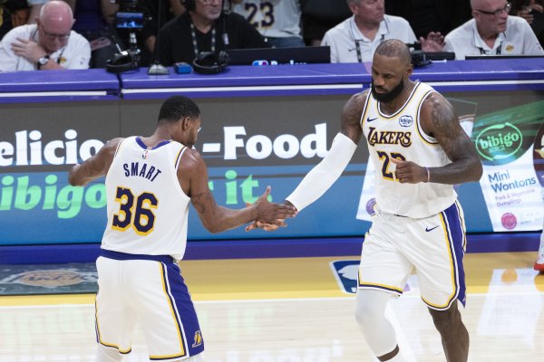 詹姆斯：连打两场有点像季后赛 灰熊作念出鼎新咱们下半场追分逆转