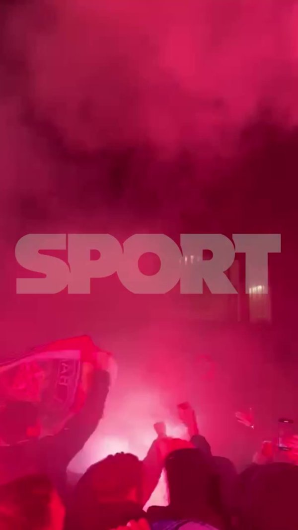 强者获胜！巴萨球迷赛后在体育城外恭候，招待球队大巴总结