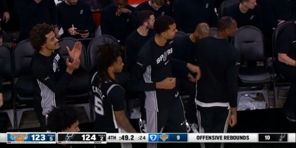 👀虚惊一场？文班临了时刻依然复返替补席 但莫得上场