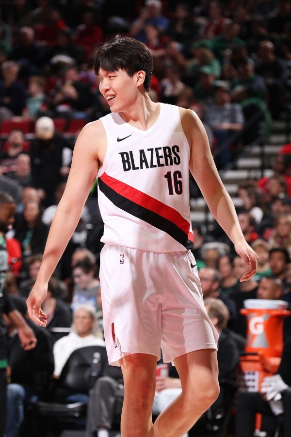 三分入账+绝佳传球！杨瀚森半场10分钟！得回3分3板1助 正负值+3